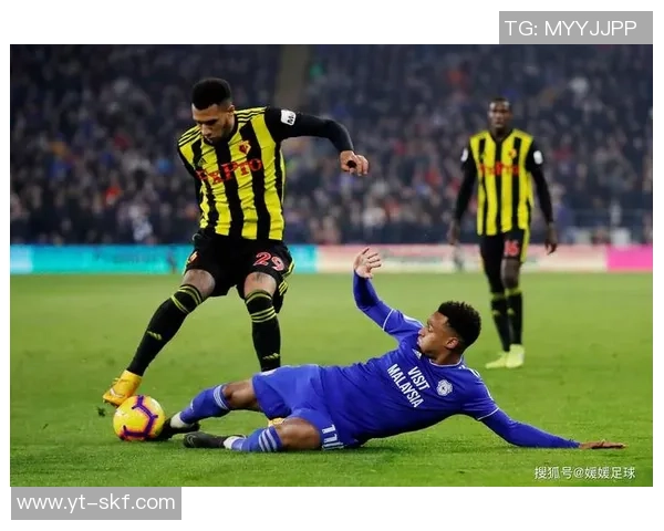 足球球星替补席边热身瞬间展现竞技状态与比赛张力